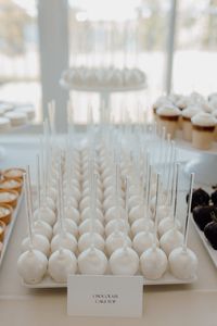 Cake pops for desserts Mpls Wedding Planner | Minnesota Wedding Planner | Minnesota Weddings | Minneapolis Wedding | Wedding Vendors in MSP Photo: Gilded Sparrow Photography | Floral: Bloomberry Floral | Venue: Lafayette Club | Wedding planner: Rosetree Events