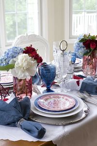 4th of July champagne brunch | Using elegant red, white and blue tableware to celebrate July 4th in a unique way | #Designthusiasm