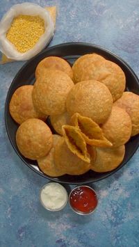 Moong daal ki Khasta kachori (मूंग दाल की कचोड़ी) बनाने में आसान है, थोड़ा सा टाइम लगता है इसको बनाने में पर स्वाद इतना कमाल की इसे आप कभी भी खा सकते है, snack की तरह या फिर lunch में या dinner में क्योंकि इसमें हमने मैदा का उपयोग बिल्कुल नही किया है। बिना मैदा के गेहूं के आटे से बनी ये मूंग दाल की कचोड़ी हर जगह हिट है और फिट है। आप ये रेसिपी Khasta Moong Dal Kachori को ज़रूर ट्राय करे और हमें बताए कि आपको ये Khasta Moong Dal Kachori की रेसिपी कैसी लगी।