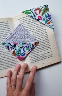 How To Make Quick & Easy Fabric Book Marks - This project is perfect because it requires only 4″ × 4″  pieces of fabric, you can use all scraps.  They make the perfect gift.