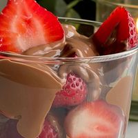 Prachi Agarkar on Instagram: "London’s Viral chocolate strawberry 🍓 🍫 These strawberries went viral for a reason because they look super tempting. Well if we can’t travel to london, we can make these at home with just 2 ingredients Strawberry 🍓 & Milk Chocolate 🍫 🍓Clean and pat dry your strawberries, remove the stem and set aside. 🍓 Over a double boiler melt some milk chocolate of choice, you can also Melt in a microwave. 🍓 In a glass put your cleaned and halved strawberries and pour the chocolate in between and above it. Strawberry, strawberry recipe, desserts, easy dessert, no bake dessert, london borough market, no bake dessert, milk chocolate, fruits , winter"