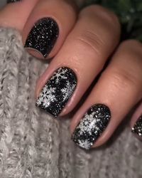 #BlackChristmasNails #SnowflakeManicure #WinterChicNails #FestiveNailDesign #HolidayNailArt #ChicMani #SnowflakeAccents #NailInspiration #GlamorousNails #SeasonalStyle Credit:justcarats Instagram