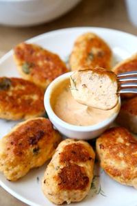 Quick, Light and Tasty Salmon Croquettes! Learn how to make easy and healthy salmon croquettes with a tangy dill and sriracha dipping sauce.