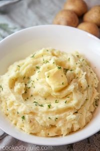 These really are the ultimate creamy mashed potatoes. Made with just a handful of ingredients. No cream cheese or sour cream required. #creamymashedpotatoes #mashedpotatoes #sidedish #potatoes