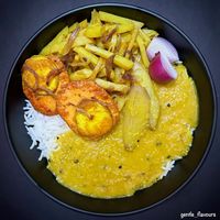 Comfort food at its best: Dal (Tok Dal, a Bengali dish where Masoor dal cooked with green mangoes) chawal with fried aloo & eggs !!   #gentleflavours #bengalifood #bengalicuisine #desifood #indianfood