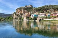 El río Ebro no necesita presentación. Se trata del más caudaloso de España (también el segundo más largo tras el Tajo) y a su paso va cincelando paisajes muy diversos creando vida y entornos realmente espectaculares. Es en su tramo final, en la provincia de Tarragona, donde se muestra más esplendoro