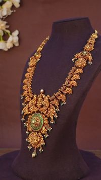 Sri Vasavi Thangamaaligai unveils the exquisite antique necklace studded with real stones – the perfect piece for your big day! 💍✨