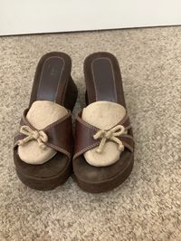 This nice pair of Vintage 90s Arizona platform wedge strappy slip on Y2K brown sandals comes to you in a marked size 9.5. But pls go by measurements listed let those be your guide.