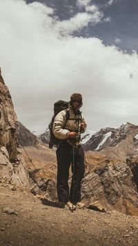 Discover the perfect men hiking outfit for your next adventure with our expert tips on style, comfort, and durability for the trails.