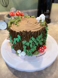 Woodland Theme Cake | Mushroom Birthday Cake | Cottage Core Cake Ideas | Tree Stump Buttercream Decorating