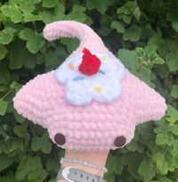 these are two crochet stingrays, one is pink and cupcake themed and the other is brown and pancake themed. they are 27.5cm from the front to the end of the tail and they are 18cm in width. i made them with the stingray pattern by @yarnolog on instagram.