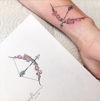 Artista: @laystattoo - Goiânia   Sagitário signo de quem nasce entre os dias 22/novembro e 21/dezembro.  "Sobre a escolha da flecha para representar o signo na tatuagem: Sagitarianos são filhos do fogo e regidos por Júpiter o grande beneficiador do zodíaco rei dos deuses na mitologia. É simbolizado pelo Centauro meio animal e meio divino com arco e flecha apontando para o Universo. Sagitarianos são idealistas e é sempre o ideal que os faz caminhar adiante pela vida."  Tem alguém aqui de #sagitar