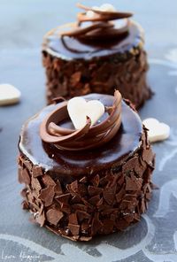 Fancy mini chocolate cakes. It has the recipe in english half way down the page. Retete tort - Mini torturi de ciocolata