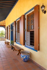 Fotos: Daniel Santo / Divulgação Nesta fazenda do interior de São Paulo, madeira, bom gosto e as cores azul e amarelo foram a receita perfeita para criar uma belíssima casa. Rústica e charmosa, conta ainda com uma biblioteca generosa e uma adega ampla que ocupa o andar inferior. Na cozinha do projeto assinado por Marina Brandão, o destaque fica por conta do ladrilho hidráulico no piso e da .... #decor #decoração #interiordesign #homedecor #casadecorada