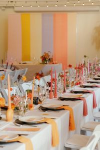 Color blocked wedding table decor in sunset hues | Image by Hennygraphy