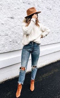 Love the whole outfit! Shoes, sweater, hat, jeans... pulled together so nicely. #chicfromhair2toe #winterfashion