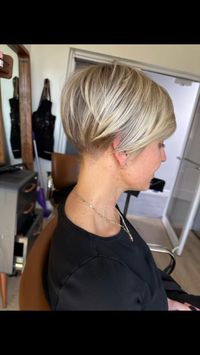 WE SIMPLY 💛 THIS SUPER SHORT PIXIE INSPIRATION BY gorgeous @sharaleesboxofchocolates 😍 #kratkovlasky #pixiehair #shorthaircut #shorthair #… | Instagram