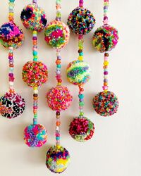 Pony Bead Projects - Colgante de pared con pompones con cuentas