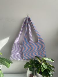 Il s'agit d'une COPIE NUMÉRIQUE pour un sac psychédélique ondulé MOTIF DE CROCHET Copie PDF - téléchargement immédiat. CECI N'EST PAS LE PRODUIT FINI Ce sac au crochet fait main est super amusant ! Le modèle comprend des instructions sur la façon de faire le sac avec des images. Le sac terminé mesure 32 cm de large et 25 cm de haut (sans les bretelles). Matériel nécessaire : - du fil - un crochet de 3 mm - une aiguille à laine Niveau : intermédiaire Le modèle et les images de ce document sont la