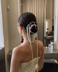 Modern Pearls: Elevating Your Bridal Look with this Timeless Accessory