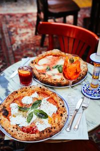 Whether you prefer it traditionally Neapolitan, or cutting edge with experimental flavors, here is our list of the best pizza restaurants in Paris, for a little dough-based indulgence.