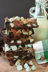 Mint Chocolate Magic Bars Cookies are a quick and easy dessert recipe, full of gooey mint and chocolate! #mintchocolate #cookies #barcookies #barcookierecipe #magicbarrecipe #magicbars #chocolatemagicbars #chocolatecookierecipe #dessert #christmascookies #mintcookies #sweetenedcondenensedmilkcookies #chocolategrahamcrackercrust #gooeycookies