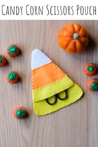 Candy corn is an autumn classic. If you're a fan of candy corn, this candy corn scissors pouch will make you all kinds of happy!