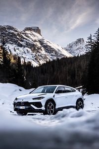 Lamborghini Urus S 2023 Engine: 4.0L V8 Twin Turbo Power: 489 kW / 665 hp Torque: 850 Nm / 627 lb-ft Weight: 2,150 kg / 4,740 lbs 0-62 mph: 3.5 seconds Top Speed: 305 kph / 189 mph