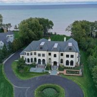 This waterfront beauty, located on Lake Michigan's western shore, boasts 89 squares of Grand Manor in Stonegate Gray. Special thanks to Cedar Roofing Company for a great install on this jaw dropping property. 