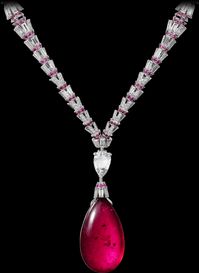 CARTIER. {Close up} ‘RED FLAME’ Collier - or blanc 18K, une rubellite taille goutte de 45.08 carats, saphirs roses, diamants (~ USD 951,000) #Cartier2018 #Coloratura #HauteJoaillerie #HighJewellery #FineJewelry #Rubellite #PinkSapphire #Diamond