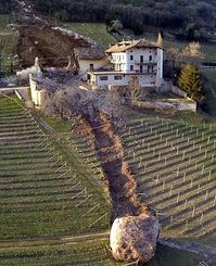 La casa que milagrosamente se salvó de ser arrasada por dos piedras gigantes en Italia.