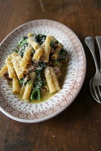 Broccoli rabe and sausage seem like a match made in heaven. They go well together with pasta or on a loaf of Italian bread. The broccoli and sausage pieces get into the crevices of the pasta, and when they’re served on bread, the olive oil is immediately soaked up. Even though the bitter and unfamiliar broccoli rabe might not have been an American favorite a few decades ago, when it first appeared in California’s Salinas Valley, it certainly has become a favorite ingredient for Italians and Amer