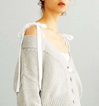 source : adeam 20I7 _  collection automne tricot pullover gilet cardigan court en laine et tee short à noeud épaules, gris pâle (autumn collection knit pullover waistcoat short cardigan in wool and tee shorts to knot shoulders, light gray)