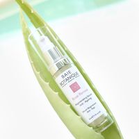 Aloe Vera is well known for its soothing and anti-inflammatory properties. It creates a protective layer on the skin’s surface to help retain moisture. Aloe Vera is used in many of our products, making them the perfect go-to choice regardless of the type of skin you have. 🌱Available online, visit www.baiebotanique.com