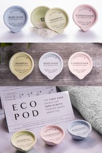 In risposta alla crescente domanda di alternative più sostenibili ai prodotti da bagno per gli ospiti degli alberghi, l'Hotel Emporium, ha sviluppato una serie di prodotti per il bagno confezionati in contenitori compostabili e privi di plastica chiamati Eco Pod. Una formulazione senza aggiunta di acqua confezionata in un baccello di carta realizzato con il 60% di fibra di bambù, il 30% di fibra di canna da zucchero e il 10% di fibra di legno.