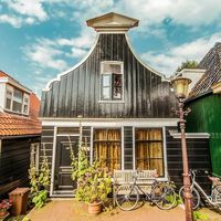 Esther | Your Dutch Guide op Instagram: "Does this look like a oldfashioned Dutch village to you? Yes? Well, this is actually Amsterdam. There is a place in Amsterdam where you…"