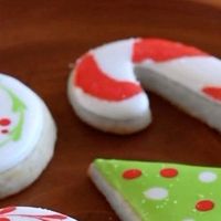 Evite on Instagram: "If sugar cookie decorating is in your future, save this recipe and these tips for the *perfect* royal icing, every time. 🍪🎄🎅"