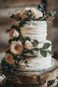 Embrace the charm of nature with rustic wedding cakes featuring rough icing textures, fresh florals, and edible greenery. See more here.