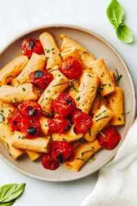 This Creamy Red Pepper Pasta is seriously delicious and seriously vegan! Perfectly chewy rigatoni, blistered juicy tomatoes, a creamy-but-cream-less roasted red pepper sauce, all sprinkled with fresh chives and basil. #pasta #vegan #plantbased