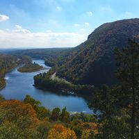 Reach the peak of the Delaware Water Gap for a stunning view of the fall foliage in the Poconos! #PoconoMtns