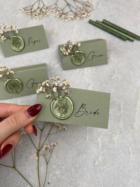 Sage Green Gypsophila Name Place Card What's included: Name place card Wax seal stamp Gypsophila decoration Materials: 280gsm Card Dried Gypsophila Wax seal stamp ----------------------------------------------- HOW TO PLACE AN ORDER ----------------------------------------------- 1. Purchase the quantity needed from this listing. 2. After purchase please email with your guest names as you would like them on the place cards. ----------------------------------------------- TURNAROUND AND DELIVERY