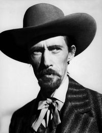 John Carradine (Richmond Reed Carradine: Nueva York, 5 de febrero de 1906 - Milán, 27 de noviembre de 1988) fue un actor estadounidense conocido por su aparición en diferentes westerns y por ser el padre de los también actores David, Bruce, Keith y Robert Carradine.