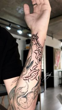 Tatuagem corrente, tatuagens modernas, tattoo masculina, tattoo broken chains, tattoo no braço, tatuagem no antebraço, tatuagem criativa, tattoo free hand Giovana Sandrin, tattoo à mão livre Giovana Sandrin, tatuagem significativa, flash tattoo.  Tatuagem de correntes quebradas, feita através de desenho à mão livre, tattoo freehand. Criação e execução autoral por Giovana Sandrin. Mais informações pelo link: