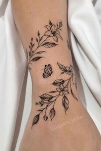 Tatuagem Feminina com Flores No Braço