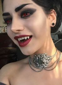 A quien no le gustan los vampiros, y para poder lograrlo no necesitas ser una experta.  Con esto lograrás con una sombra negra y pupilentes rojos.