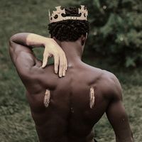 faceless male boy gold crown