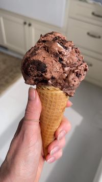 This indulgent and easy no churn chocolate oreo ice cream is the perfect chocolate treat for summer! Made with just 5 ingredients!  2 cups heavy whipping cream 1 can sweetened condensed milk 2/3 cup cocoa powder 1 teaspoon vanilla extract 1 teaspoon espresso powder 1/4 teaspoon sea salt 16–20 Oreo cookies, crumbled