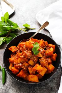 This Potato Vindaloo Curry recipe is a spicy Indian vegetarian dish that makes a quick and healthy lunch or dinner. | platingsandpairings.com