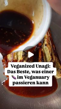 Kitchen Stories on Instagram: "Die "Glasierte Aubergine" von Marco – eine vegane Unagi-Variante – ist euer All-Time-Favourite unter unseren veganen Rezepten und ein absolutes MUSS für den #Veganuary 2025. Statt Aal wird hier nämlich 🍆 verwendet! Erkennst du den Unterschied?

Das Rezept findest du über den Link in der Bio oder blitzschnell, wenn du in der Kitchen Stories App "Glasierte Aubergine" in das Suchfeld eingibst 💫

Tipp: Für die Soße benötigst du 2 EL Sojasauce, 1 EL Mirin, 2 EL Wasser, 2 EL Teriyaki-Soße und 1 TL Zucker.

Welches unserer Rezepte ist dein Favorit?

#veganuary2025 #veganized #eggplant #veganfood #aubergine #unagi"