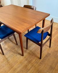 • VENDUE • Zoom sur une très belle table en teck vintage ! 🔍 Belle table scandinave extensive en teck massif éditée par le fabricant danois Dyrlund dans les années 60. Elle dispose de 2 rallonges latérales de 55 cm qui coulissent et se rangent sous le plateau qui lui permet d’accueillir jusqu’à 8 personnes. Dimensions : Longueur : 140 cm Longueur dépliée : 250 cm avec 2 rallonges de 55 cm. Largeur : 84 cm Hauteur : 74,5 cm La table est en très bel état vintage. Elle a fait l’objet d...